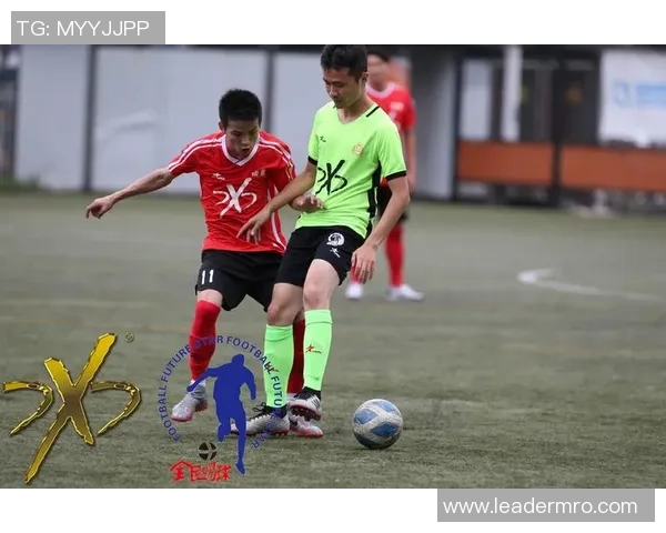 足球传奇风采再现：多张球星经典瞬间混剪展现运动之美与拼搏精神