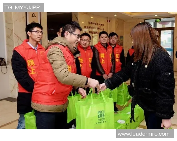 足球巨星亲自送外套给球迷展现真情厚意温暖冬日寒冷