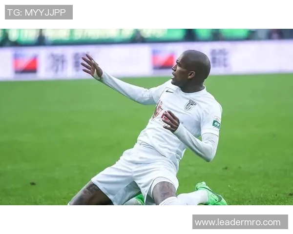 黑光头足球巨星赛场风云再起引爆球迷激情热潮